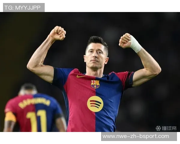 马卡：尽管莱万延续高效进球表现，但本赛季首发位置受到挑战